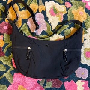 Lululemon Slouchy Sling Bag 6L in Black